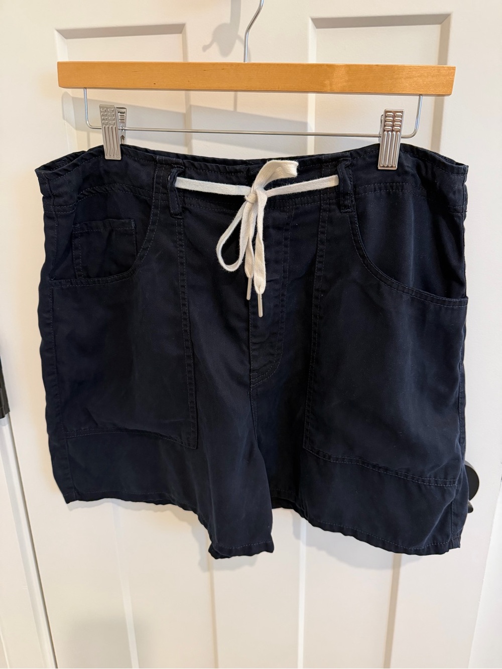 Evereve Women’s Navy Drawstring Casual Shorts